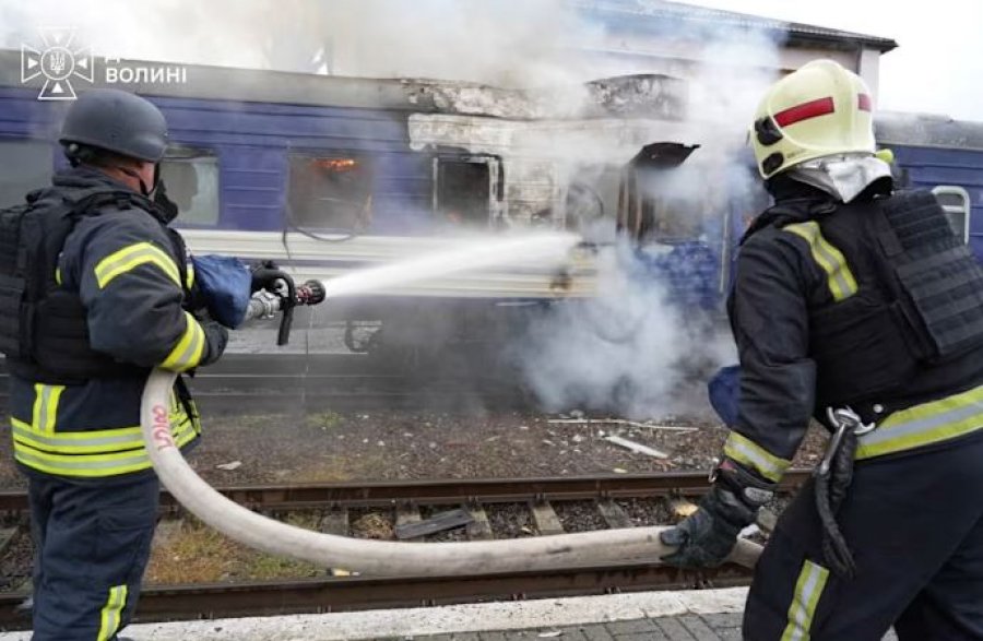 Boris Johnson dhe zyrtarë evropianë evakuohen nga treni pranë Polonisë, pak më pas droni rus godet trenin tjetër