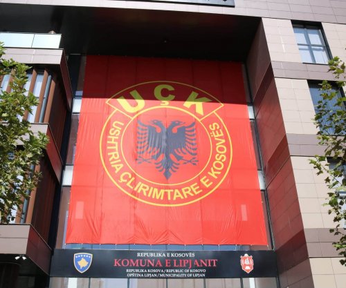 Flamur gjigant i UÇK-së vendoset në objektin e Komunës së Lipjanit
