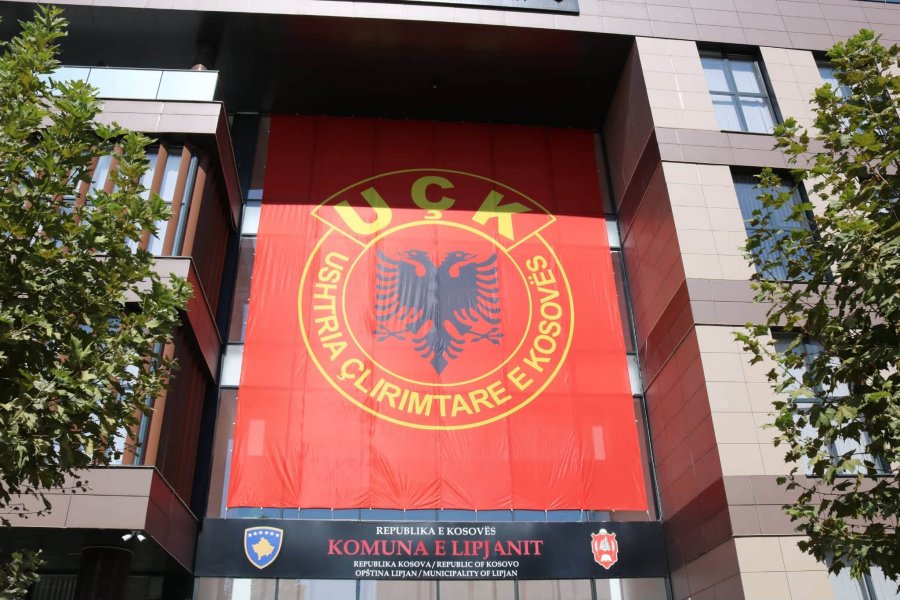 Flamur gjigant i UÇK-së vendoset në objektin e Komunës së Lipjanit