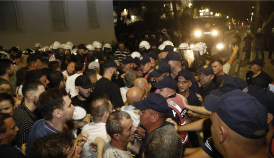 Bllokuan akset kryesore të Tiranës gjatë tubimit të djeshëm, procedohen penalisht 20 protestues