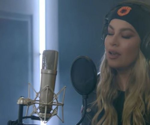 Leonora Jakupi publikon këngën “Po vjen Komandanti” [video] 
