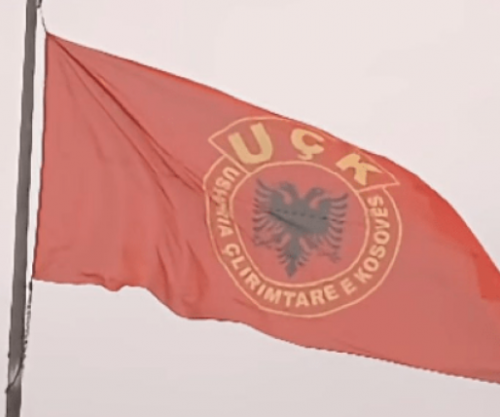 Në prag të verdiktit në Hagë, Prishtina vendos flamurin e UÇK-së “te rrethi”