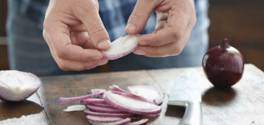 Shtatë gjërat që i ndodhin trupit tuaj nëse hani çdo ditë qepë