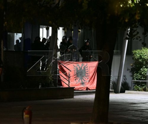 Policia lejon protestuesit të vendosin flamurin kombëtar në hyrje të Qeverisë