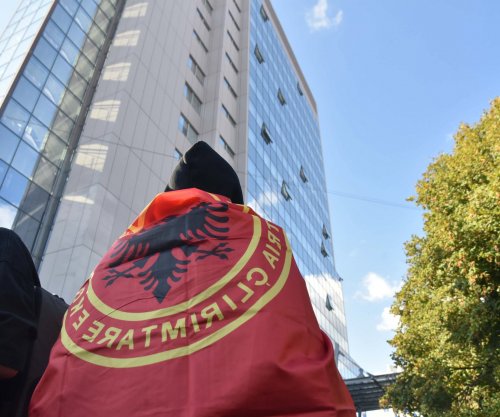 Nasim Haradinaj fton kryeministrin dhe deputetët të dalin te protestuesit