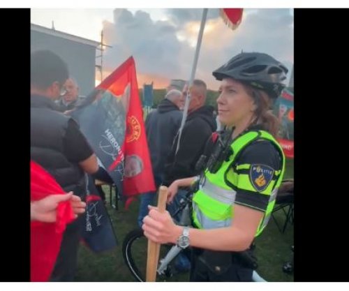 Policia e Hagës po i konfiskon shtizat e flamujve [video]