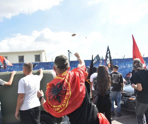 Rritet numri i protestuesve, thyhen xhamat e objektit të EULEX-it 