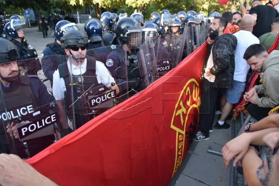 Pas protestës para EULEX-it, protestuesit arrijnë te Qeveria