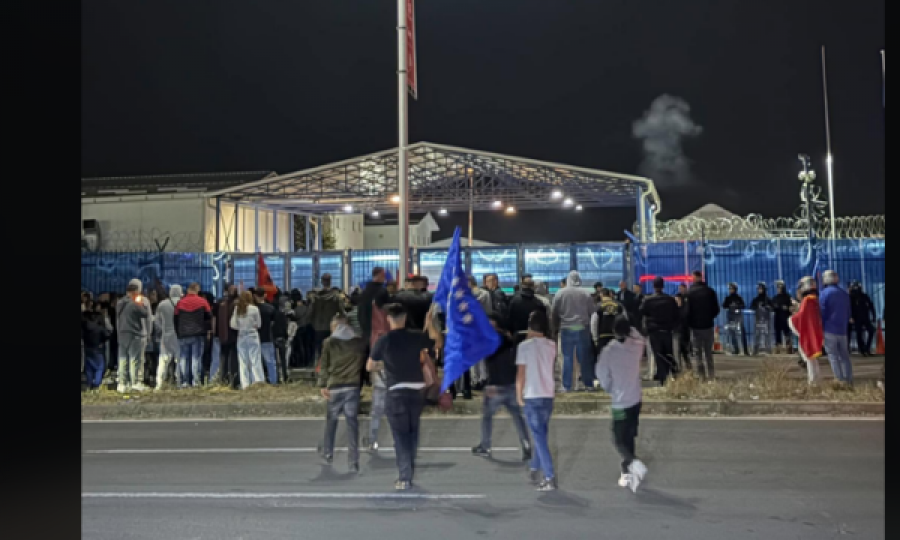 Protestuesit arrijnë te selia e EULEX-it, pamjet e fundit nga atje