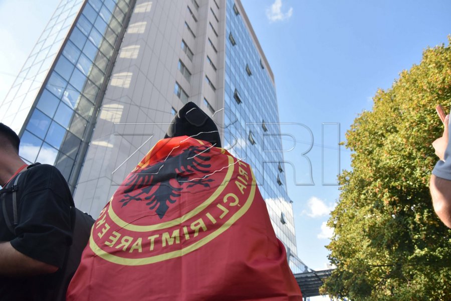 Nasim Haradinaj fton kryeministrin dhe deputetët të dalin te protestuesit