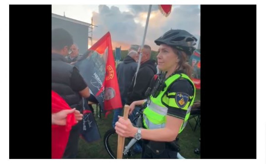 Policia e Hagës po i konfiskon shtizat e flamujve [video]