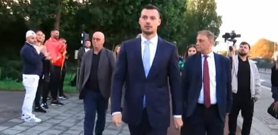Endrit Thaçi arrin në Gjykatën Speciale në Hagë