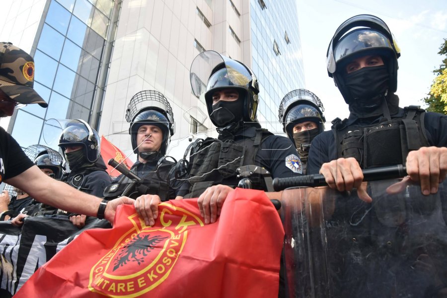 Protestuesit ua vendosin policëve flamurin e UÇK-së [foto]