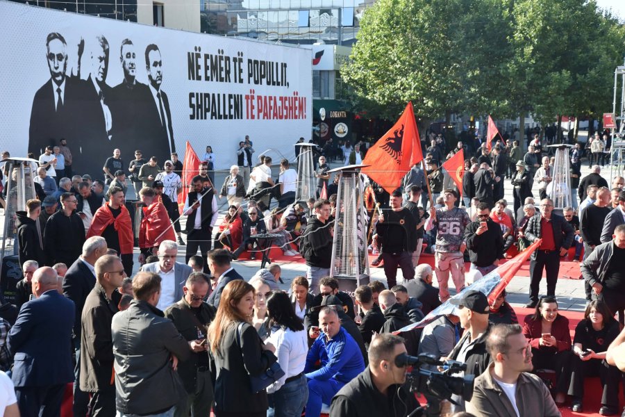 Qytetarët mblidhen në sheshin “Skënderbeu” në Prishtinë, në pritje të vendimit në Hagë