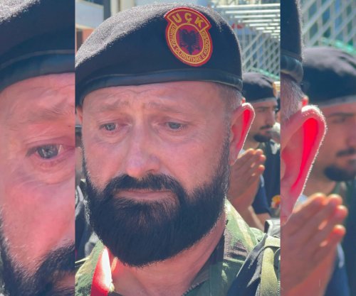 Emocionuese: Veterani kthehet nga Haga me lot në sy [video]