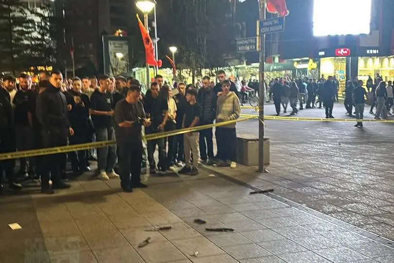 Dy të lënduar nga përleshja me thika në Mitrovicë, arrestohet një i dyshuar