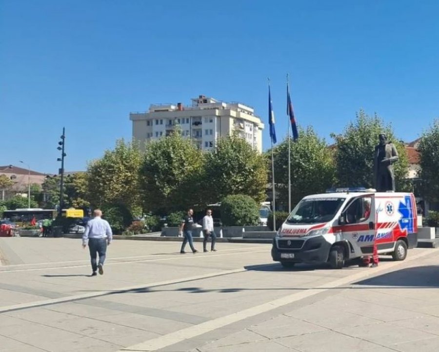 Autoambulanca në sheshin “Skënderbeu” gjatë protestës së OVL UÇK-së