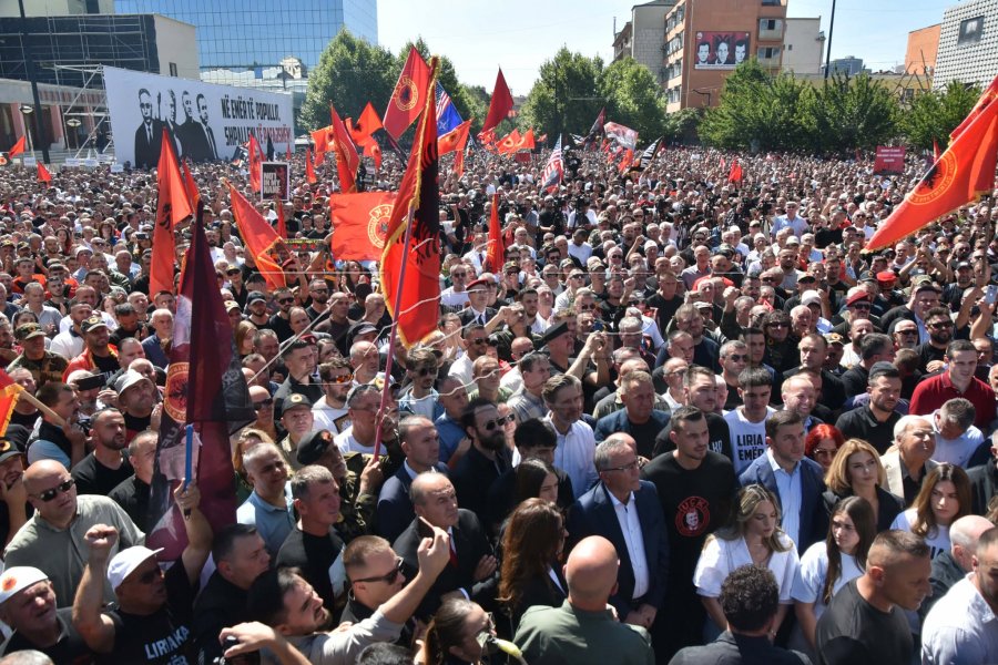 Mijëra qytetarë në sheshin “Skënderbeu”, Policia me njoftim për protestën