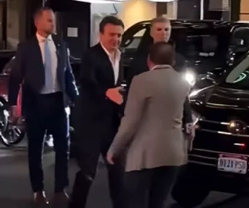 Kurti mbërrin në New York, e presin diplomatët e Kosovës Ilir Dugolli e Blerim Reka