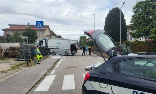 Shqiptarja përplaset për vdekje nga kamioni i mbeturinave në Itali, vajza 9-vjeçare pa gjithë skenën