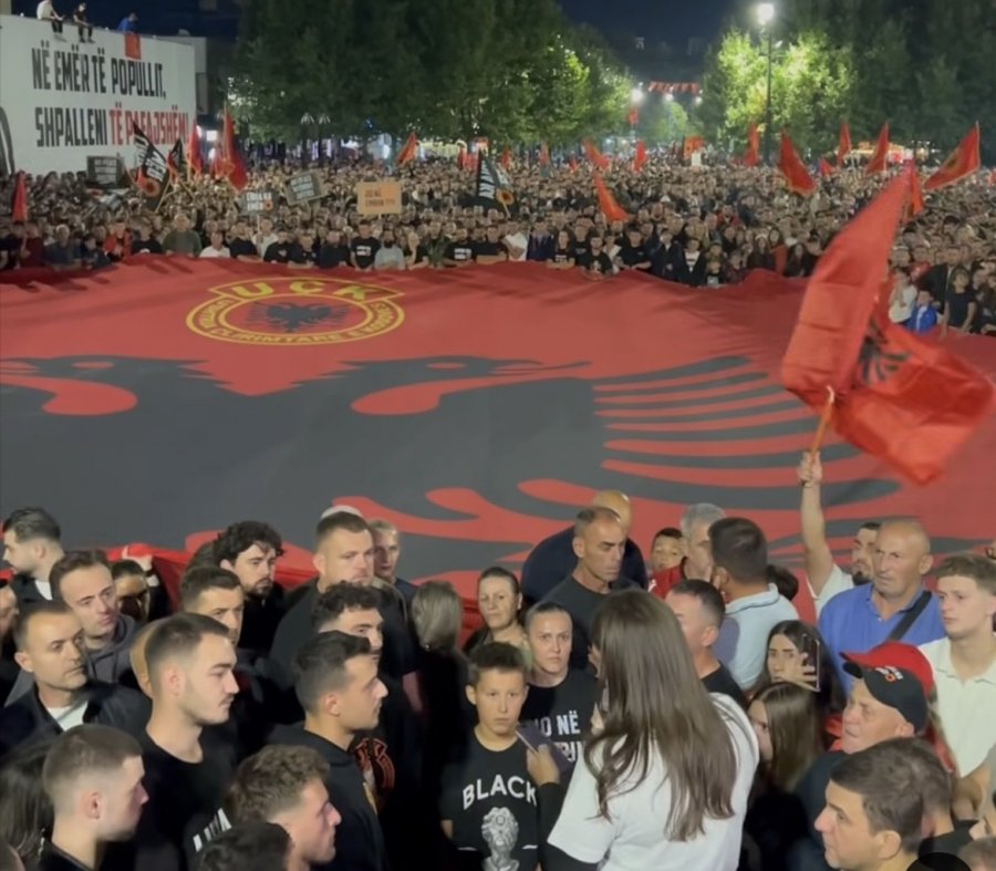 Vajza e ish-komandantit të UÇK-së: Mbajeni fortë njëri-tjetrin dhe ruajeni identitetin e prindërve tuaj
