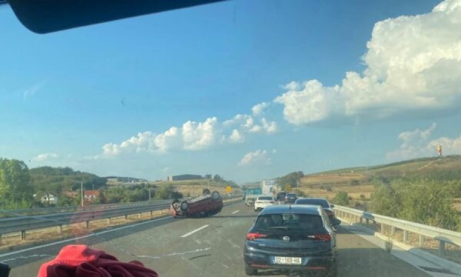 Vetaksident në autostradën “Ibrahim Rugova”, vetura përfundon e kthyer mbrapshtë