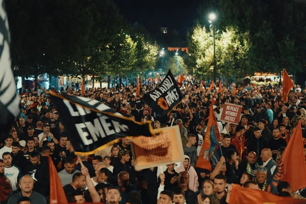 Protesta në Prishtinë përmes fotografive: Mijëra qytetarë në shesh, flamuj dhe brohoritje “UÇK”