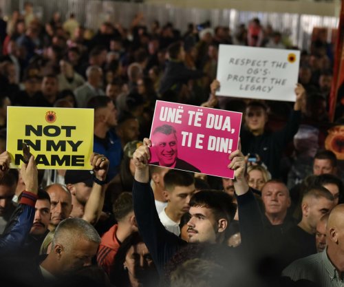 Në protestën e gjashtë në Prishtinë, qytetarët lexojnë betimin e ushtarit të UÇK-së