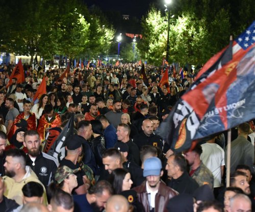 Nata e gjashtë, mijëra qytetarë mblidhen edhe sonte në sheshin “Skënderbeu”