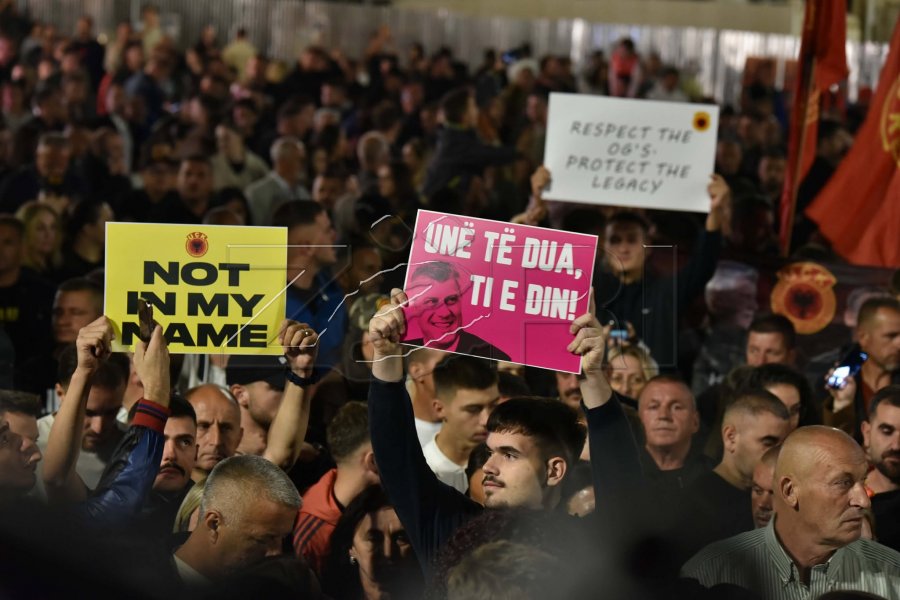 Në protestën e gjashtë në Prishtinë, qytetarët lexojnë betimin e ushtarit të UÇK-së