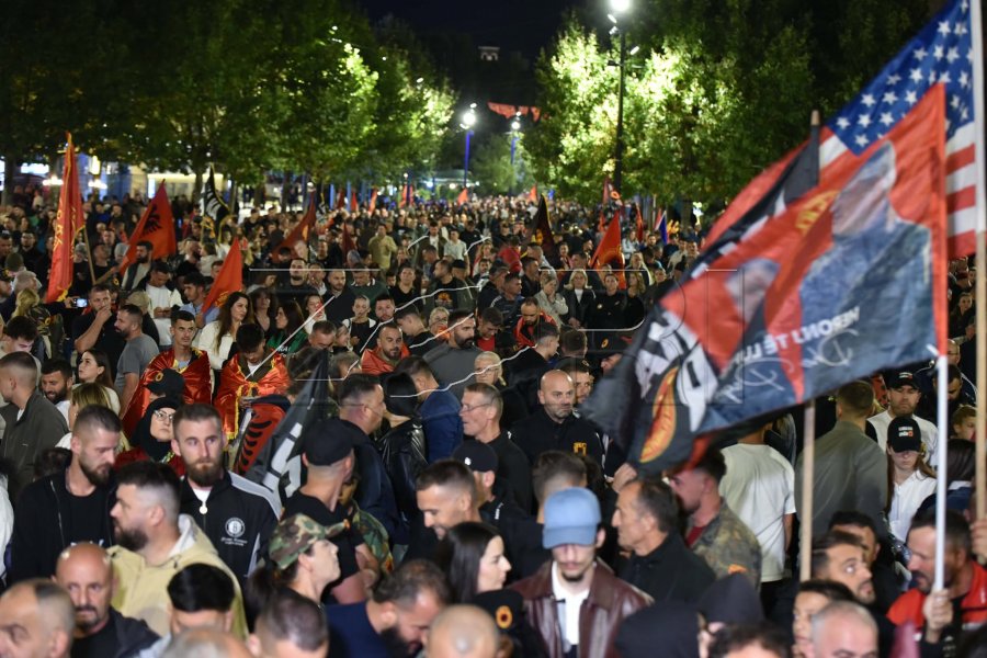 Nata e gjashtë, mijëra qytetarë mblidhen edhe sonte në sheshin “Skënderbeu”