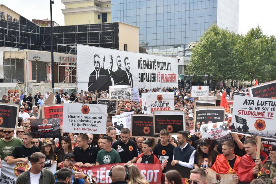 “Ligjëratat mbahen sot në shesh”, vazhdon protesta e studentëve kundër vendimit të Speciales