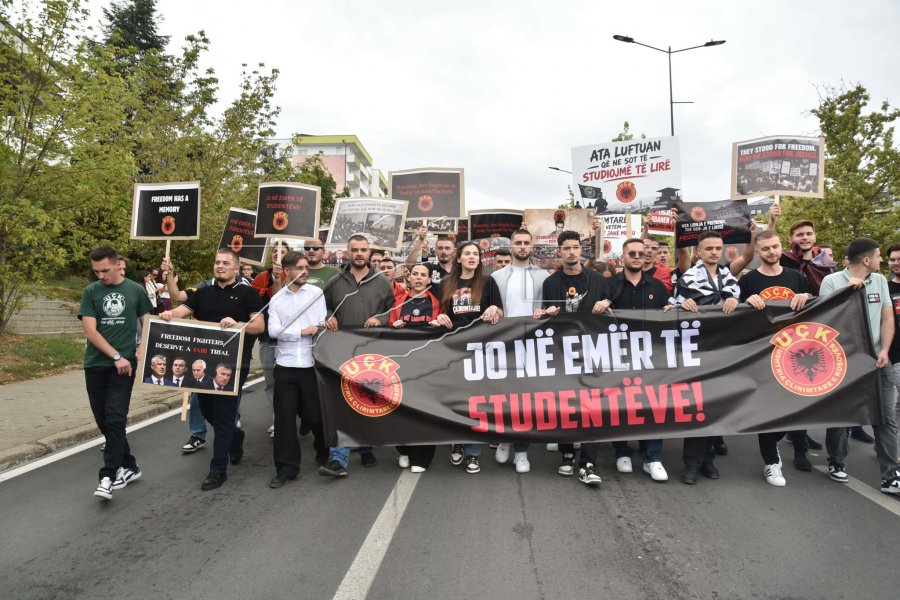 Studentët nisin marshin e tyre drejt sheshit “Skënderbeu” [foto]