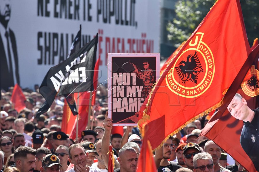 Çlirim Haziri fton qytetarët edhe sonte në protestën “Jo në emrin tim”, dita e gjashtë radhazi