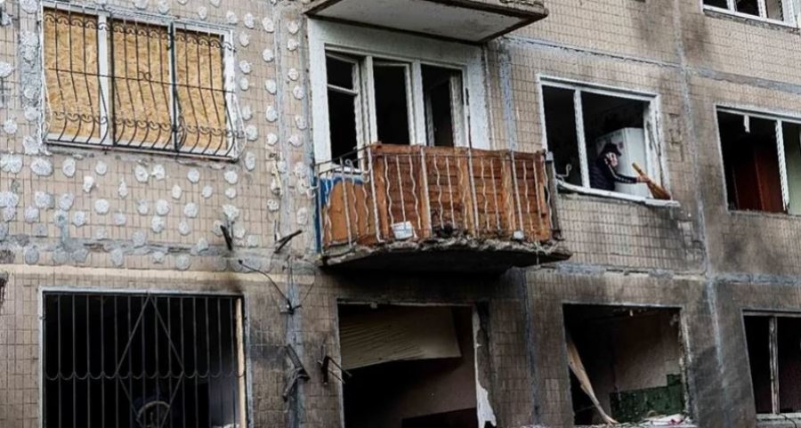 Rusia dhe Ukraina shkëmbejnë sulme vdekjeprurëse, ndërsa Zelensky përgatitet të takohet me Trumpin në OKB