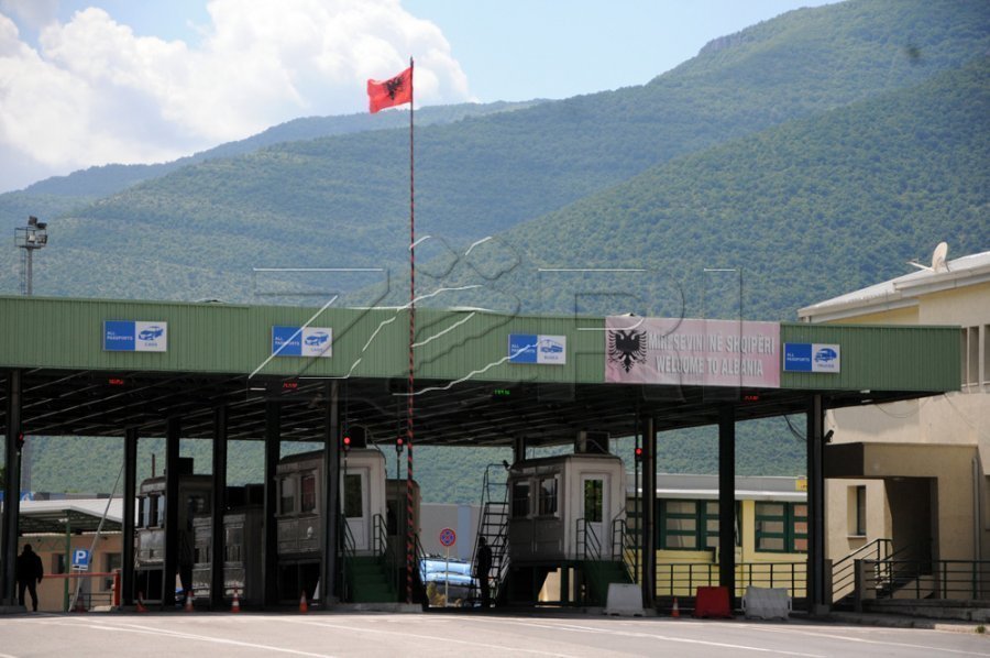 Ndalet një automjet me katër migrantë në Vërmicë, i dyshuari lirohet pas intervistimit
