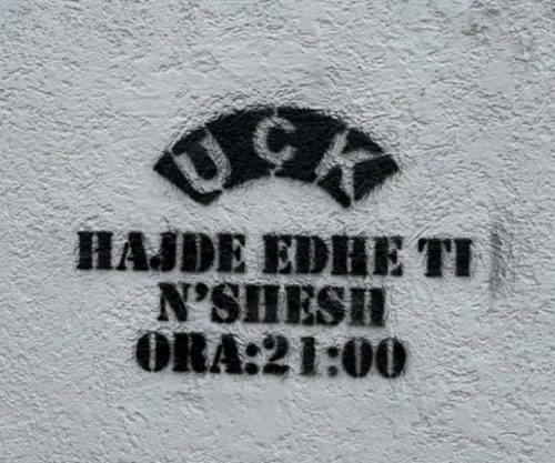 “Hajde edhe ti në shesh”, shfaqen grafite për protestën e orës 21:00