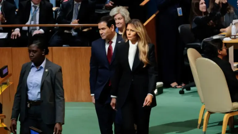 Melania Trump tërheq vëmendjen në OKB me një paraqitje elegante dhe moderne