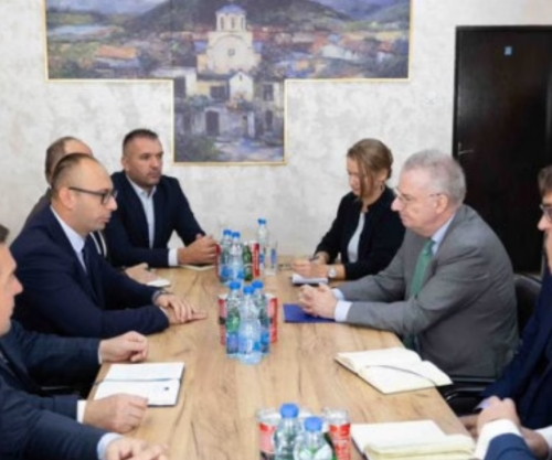 Ambasadori i BE-së, Schuebel, u bën thirrje kryetarëve të veriut për bashkëpunim me nivelin qendror