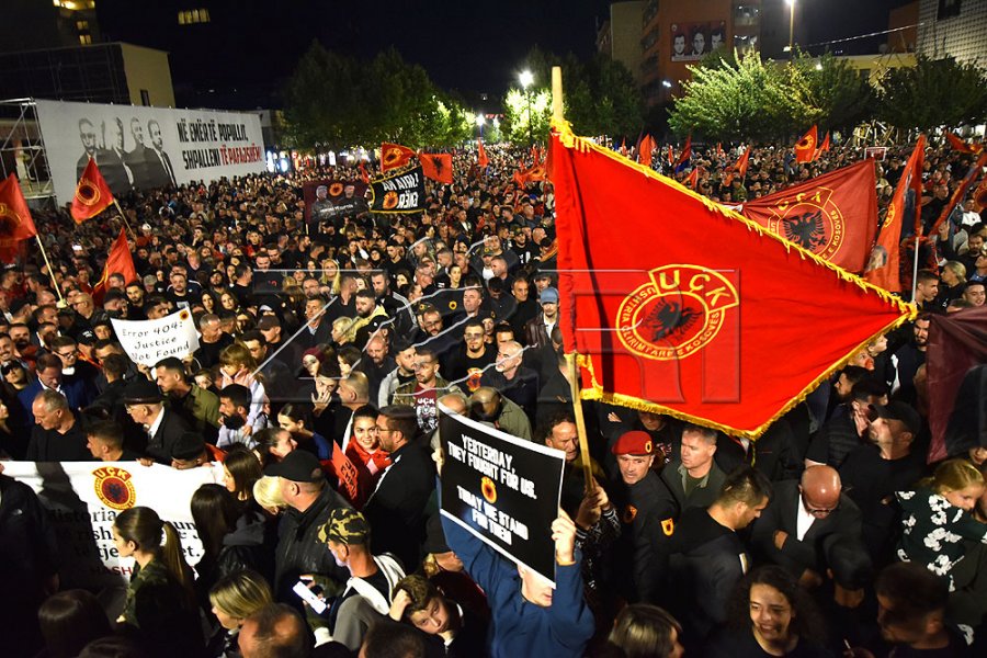 Qytetarët mblidhen masivisht në kryeqytet në protestë për çlirimtarët