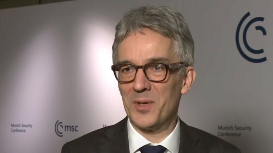 Ambasadori gjerman afrohet te protesta në Prishtinë, vëzhgon nga afër