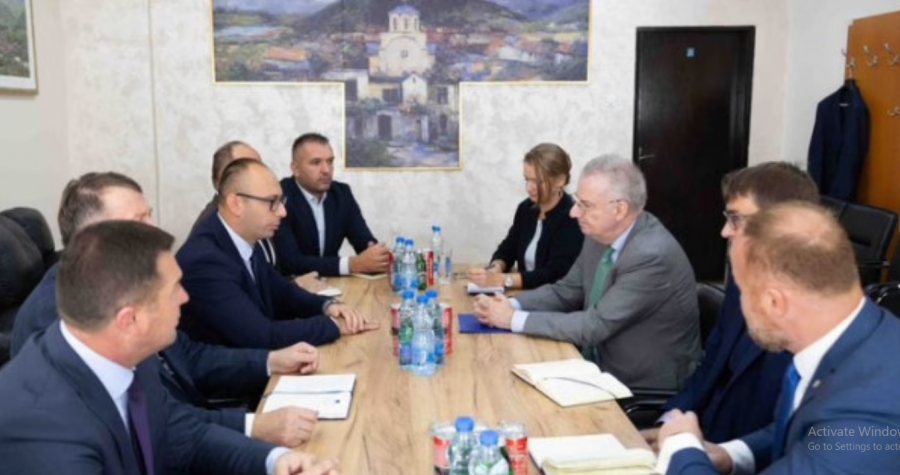 Ambasadori i BE-së, Schuebel, u bën thirrje kryetarëve të veriut për bashkëpunim me nivelin qendror