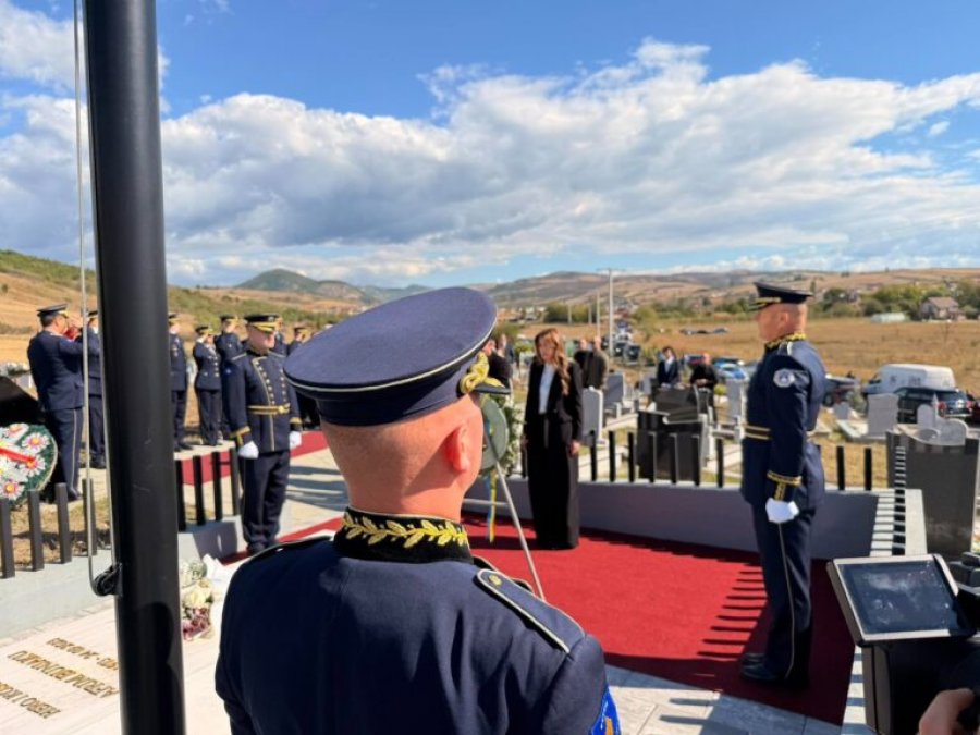 Haxhiu, Sveçla dhe Hoxha bëjnë homazhe te varri i heroit Afrim Bunjaku