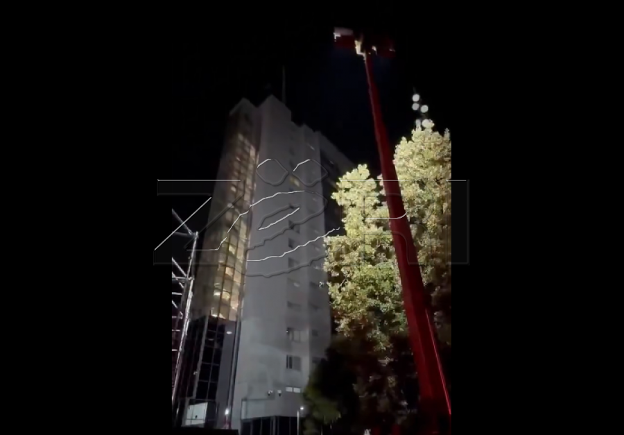 Protestuesit kthejnë reflektorët nga objekti i Qeverisë: Votojeni ligjin për Dhomat e Specializuara, durimi ynë po mbaron [video] 