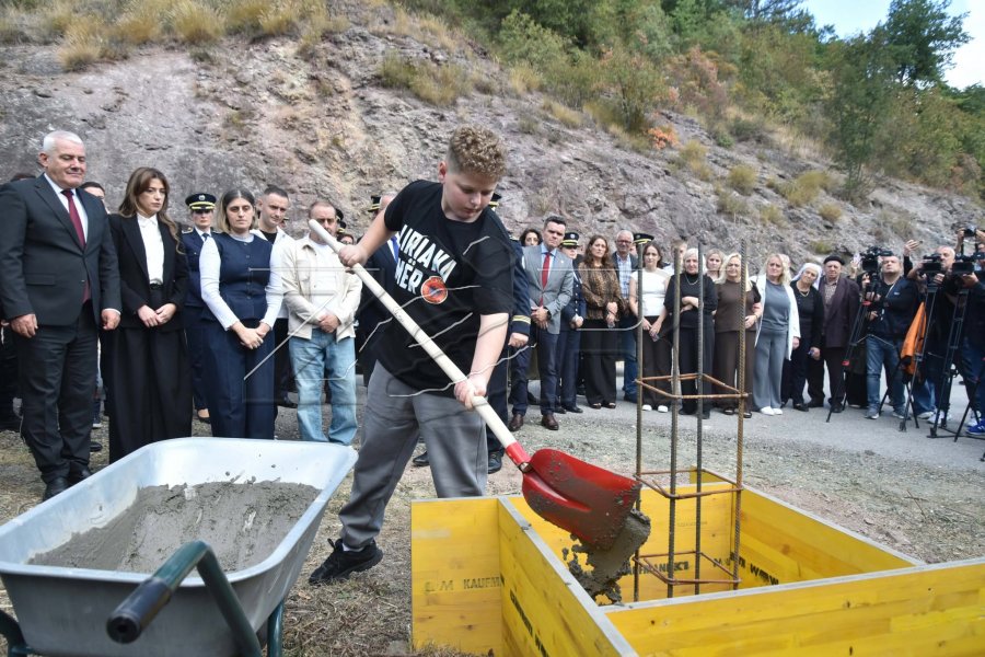 Vendoset gur themeli i obeliskut të heroit, Afrim Bunjaku [foto]