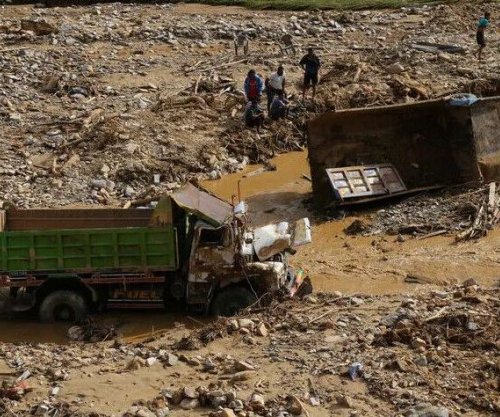 Shirat e rrëmbyeshëm dhe rrëshqitjet e dheut bllokojnë rrugët në 25 rrethe në Nepal