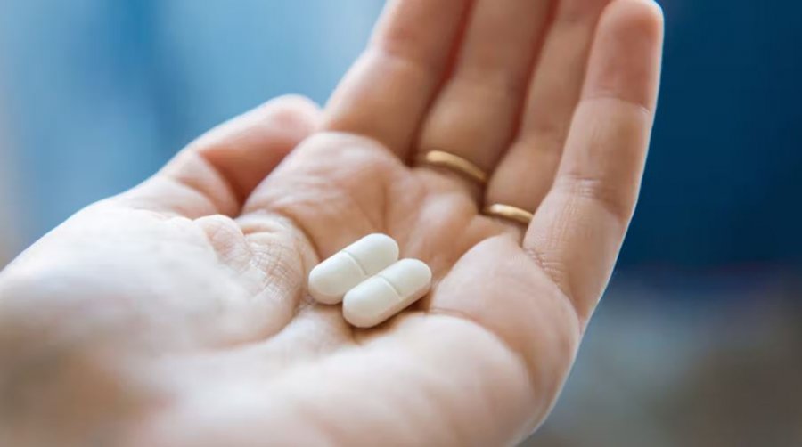 Farmacistët paralajmërojnë: Ja pse ibuprofeni nuk duhet të merret me stomak bosh