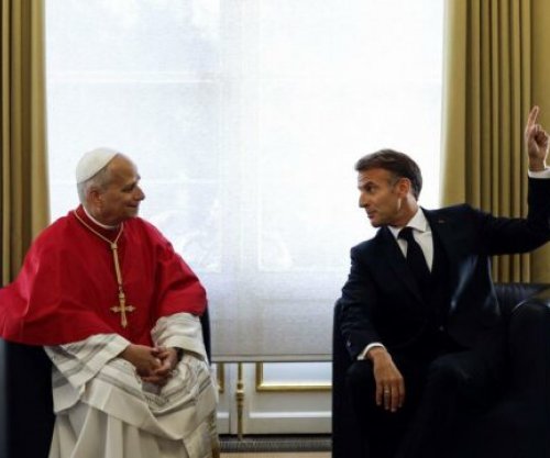 Papa në Paris kritikon garën e armatimeve