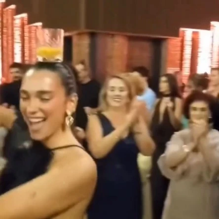 Dua Lipa vallëzon në dasmën e djalit të hallës, shihet edhe me gotë në kokë [video]