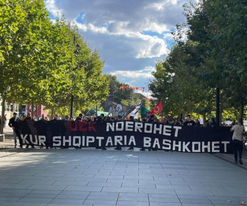 Tifo-grupet protestojnë në Prishtinë në mbështetje të ish-krerëve të UÇK-së